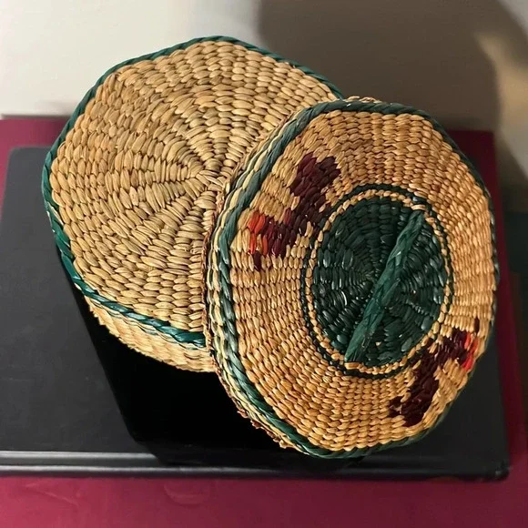 Vintage Handwoven Straw Multicolor Nootka Inspired Style Small Basket with Lid - Picture 7 of 10